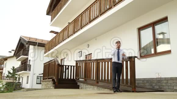 商人在一个小屋的背景下在山上的房子4k一个愤怒的人用电话发誓视频的预览图