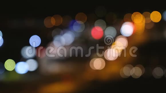 把车上的夜间交通灯放了抽象模糊背景视频的预览图