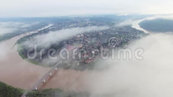 乌克兰Ternopil地区Zaleschiki的空中录像雾蒙蒙的早晨的全景日出时间飞行飞行视频的预览图