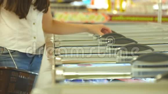 女性手打开超市冷藏区的玻璃门选择冷藏食品视频的预览图