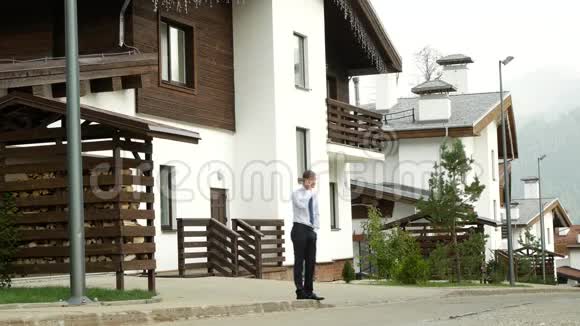 商人在一个小屋的背景下在山上的房子4k一个愤怒的人用电话发誓视频的预览图