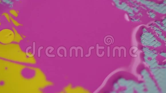 黄漆滴落在粉色指甲油上视频的预览图