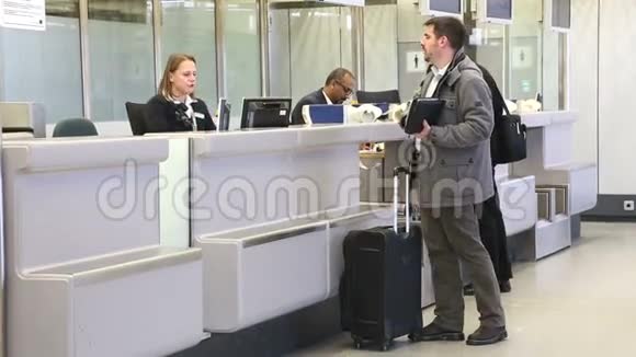 柏林德国2015年1月28日男子在柏林泰格尔机场的机场问讯处获取信息视频的预览图
