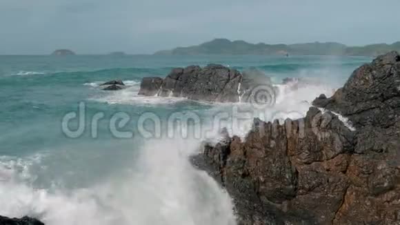 巨大的海浪拍打着岩石海浪哗啦啦地撞击着海面上的岩石巴拉望岛视频的预览图