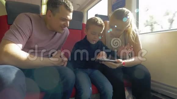 捷克布拉格使用智能手机的铁路旅行中的幸福家庭观视频的预览图
