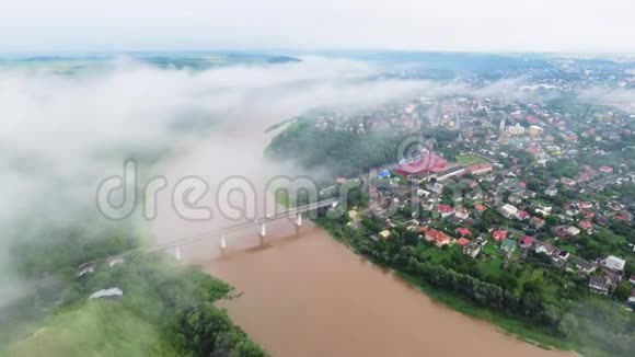 乌克兰Ternopil地区Zaleschiki的空中录像雾蒙蒙的早晨的全景日出时间飞行飞行视频的预览图