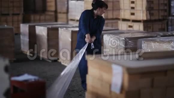 在工厂包装产品的女包装工一家从耐火容器生产的耐火产品工厂的女封隔器视频的预览图