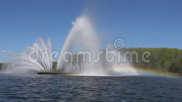 河流上的喷泉和明斯克夏季的彩虹白俄罗斯视频的预览图