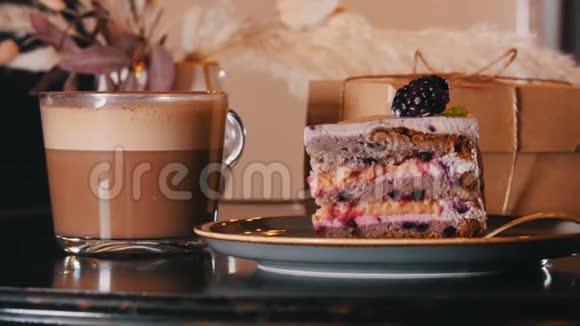 一顿美味的早餐一块黑莓蛋糕和一杯咖啡视频的预览图