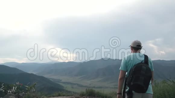 游客在高山上欣赏风景胜利者高兴地举起双手视频的预览图