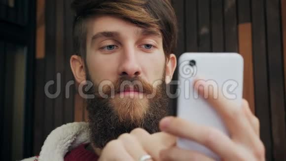 一个漂亮的有胡子的男人的肖像视频的预览图