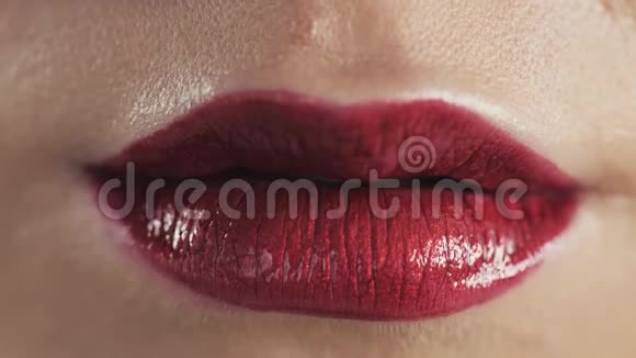 嘴唇美女红唇化妆细节美丽的化妆特写性感的张开嘴口红或唇膏性感视频的预览图