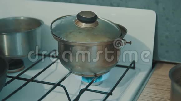 在炉子上用平底锅煮土豆视频的预览图