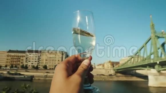 一只手拿着一杯香槟丁船上的派对多瑙河上的河流游船POV视频视频的预览图
