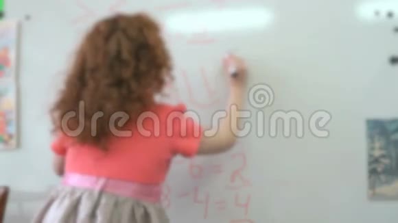 小女孩用毛毡笔在船上写字视频的预览图