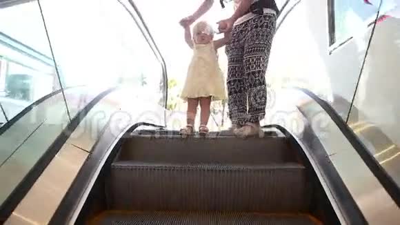 小孩子和她的母亲上电扶梯视频的预览图