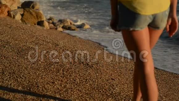 穿短裤的年轻女子在亚得里亚海海滩散步视频的预览图