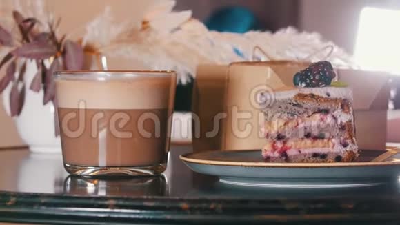 一家面包店一顿美味的早餐一块黑莓蛋糕和一杯咖啡视频的预览图