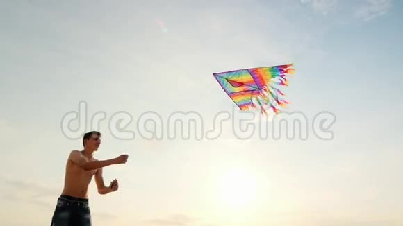 少年玩风筝在蓝天的背景下视频的预览图