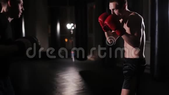 男子在拳击场中打分球手套视频的预览图