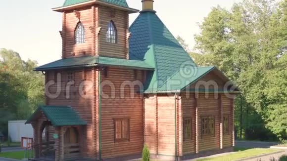 来自俄罗斯圣地博物馆和国家历史遗址的原木的木制正统教堂视频的预览图