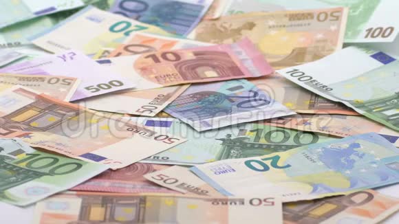 慢动作的欧元在飞落欧元纸币价值不同视频的预览图