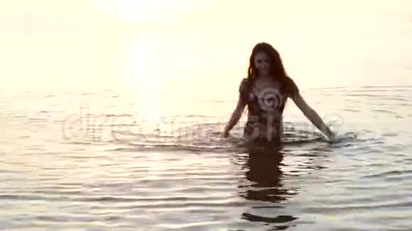 站在海里微笑的女孩视频的预览图