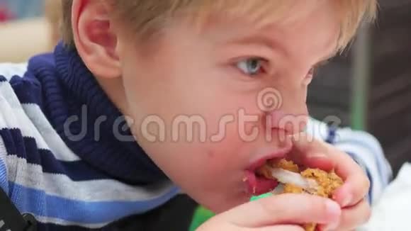 儿童在快餐店的特写中吃炸鸡视频的预览图