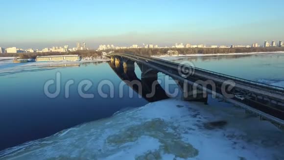 冬季城市桥梁公路上的汽车交通冬季城市空中景观视频的预览图