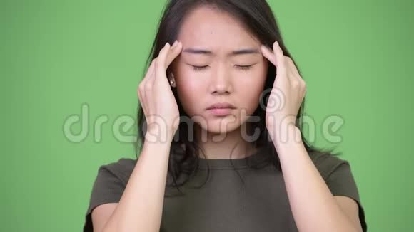 年轻的亚洲女人头痛视频的预览图