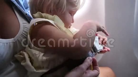 小童在飞机上玩安全带扣视频的预览图
