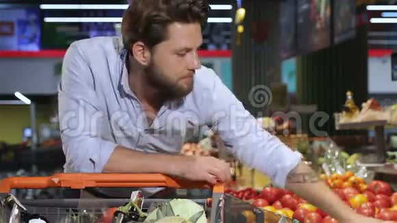 男人在商场买番茄和黄瓜视频的预览图