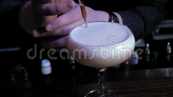在酒吧做一杯含酒精的鸡尾酒视频的预览图