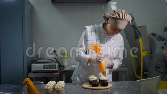 糖果厨师为假期装饰订单女人做巧克力蛋糕点菜木板上的松饼视频的预览图