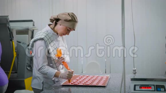 有点像一个年轻的糖果女人站在糖果厂的侧面它完成了视频的预览图