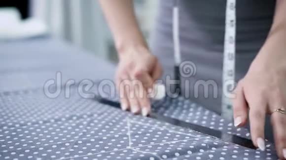 年轻的裁缝用胶带做组织测量视频的预览图