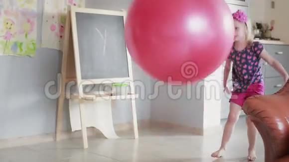 一个女儿和她父亲在客厅里玩健身气球视频的预览图