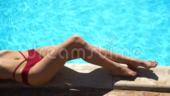 躺在夏天游泳池附近的女人视频的预览图
