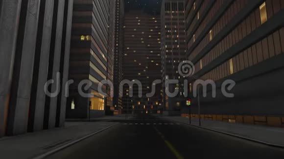 夜间在一条漆黑的城市街道上长镜头视频的预览图