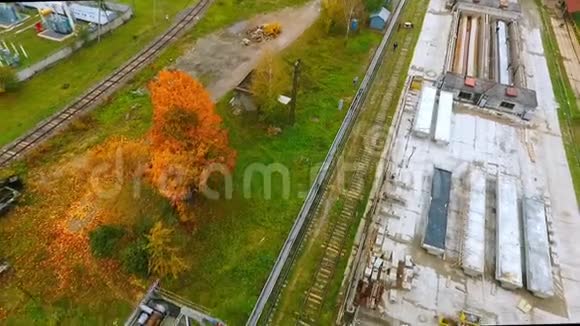 dron查看背景工厂的工业起重机工厂内的工业起重机视频的预览图