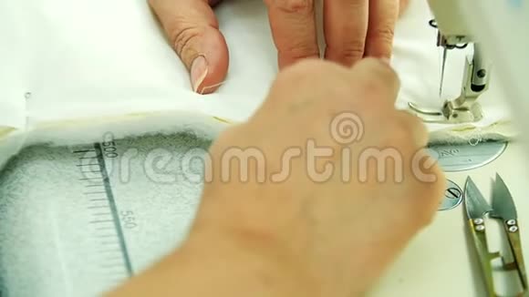 女人在机器上缝纫视频的预览图