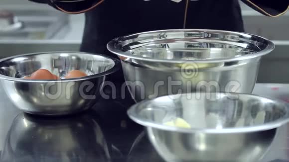 一个糖果师把鸡蛋打碎放进碗里视频的预览图