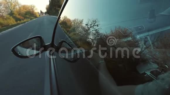 日落时驾驶汽车的视角视频的预览图