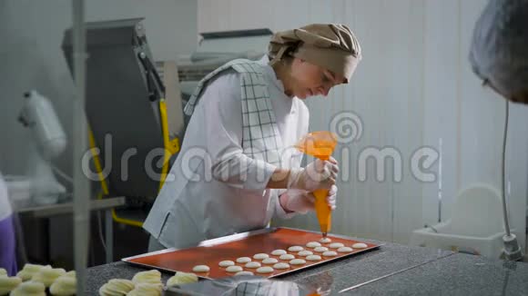 一些糕点厨师在糖果店工作参与面食制作的女性之一用糕点包视频的预览图