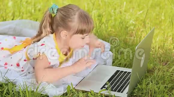 笔记本电脑后面草地上的女生视频的预览图