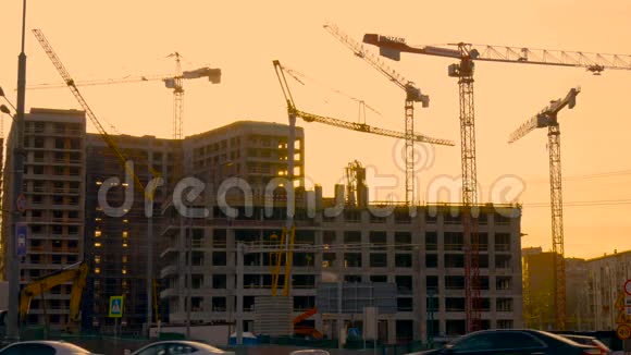 建筑工地在日落的时候塔吊的工作视频的预览图
