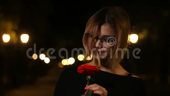 一个晚上玫瑰红的漂亮女孩视频的预览图