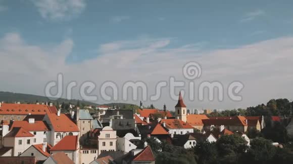捷克共和国塞斯基克鲁姆洛夫城堡塔楼和城市景观在阳光明媚的秋天联合国教科文组织世界遗产中心视频的预览图