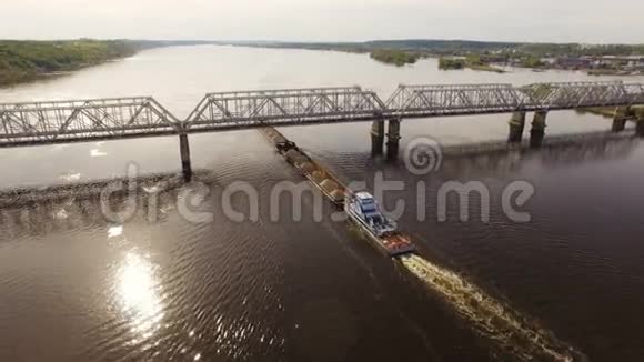 河对岸的铁路桥下满是沙砾的帆空中景观视频的预览图