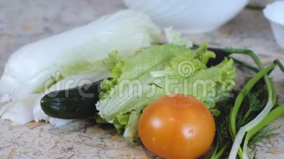 蔬菜大白菜黄瓜番茄葱刀砧板盘子视频的预览图
